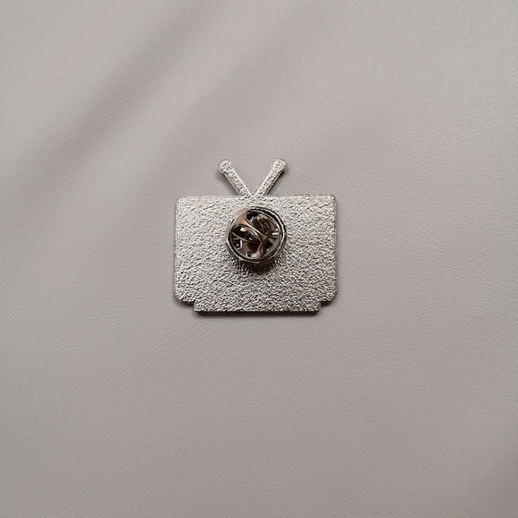 📍2/20$ Retro Tv Enamel Pin NWOT - Picture 3 of 4